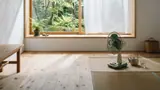夏の窓の外側に日よけを設置した部屋