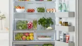 食品を見渡せるよう整理した家庭用冷蔵庫
