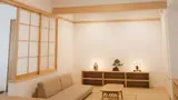 天井のLED照明器具と手元の電球