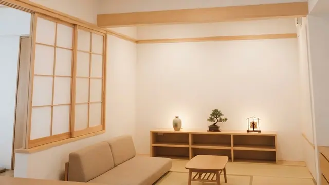 天井のLED照明器具と手元の電球